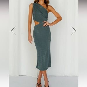 Block it out Midi Dress in Khaki.